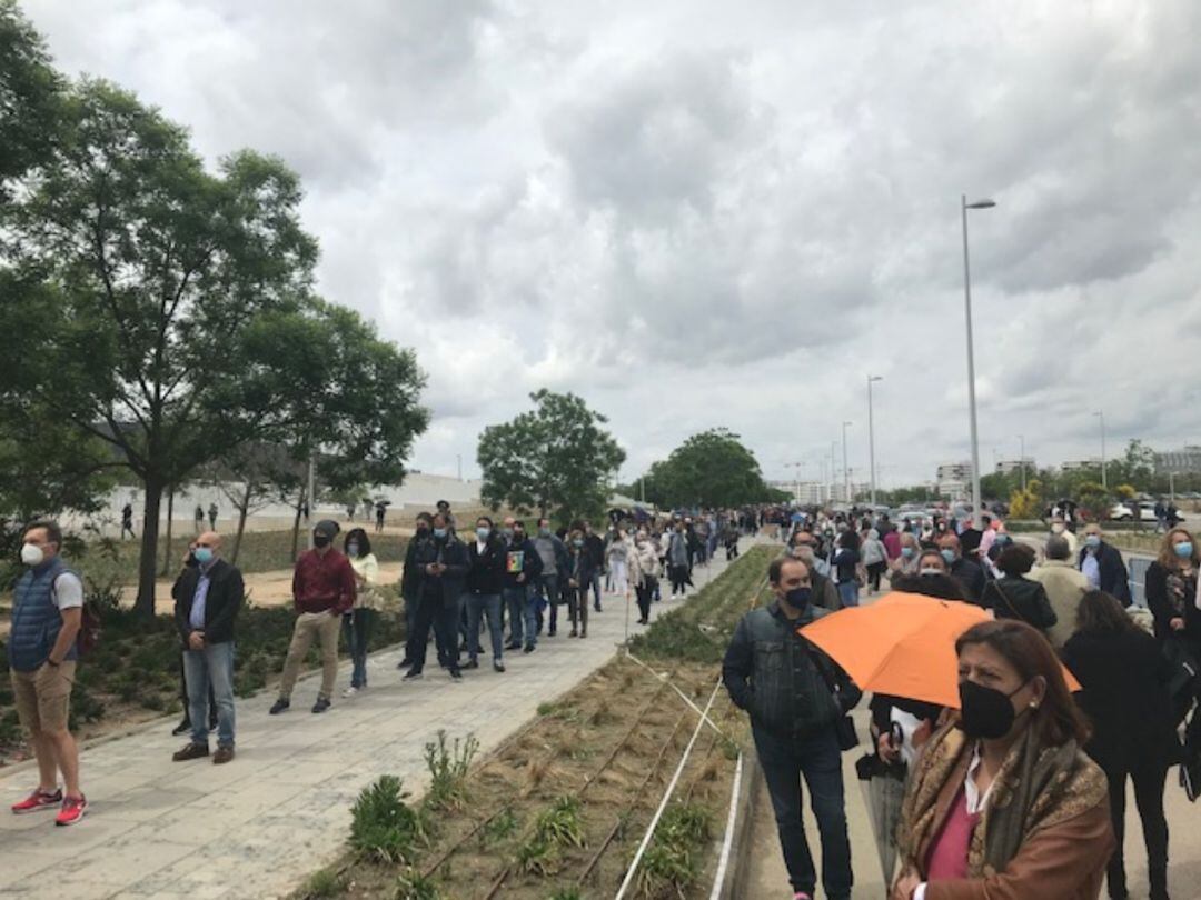 Largas colas para vacunarse en el Isabel Zendal