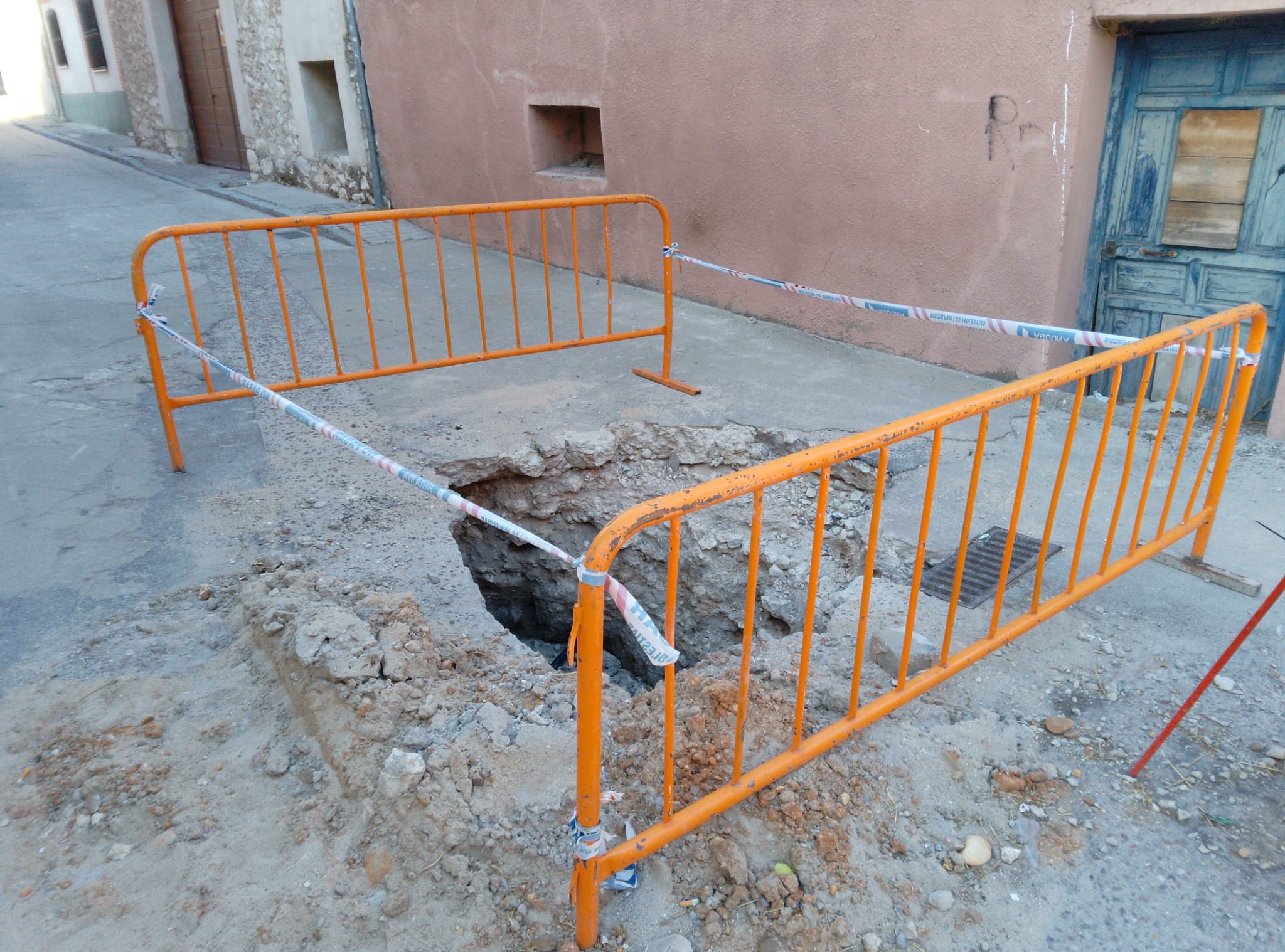 Socavón de la avería ocurrida en septiembre en la calle Rogativa de Cuéllar