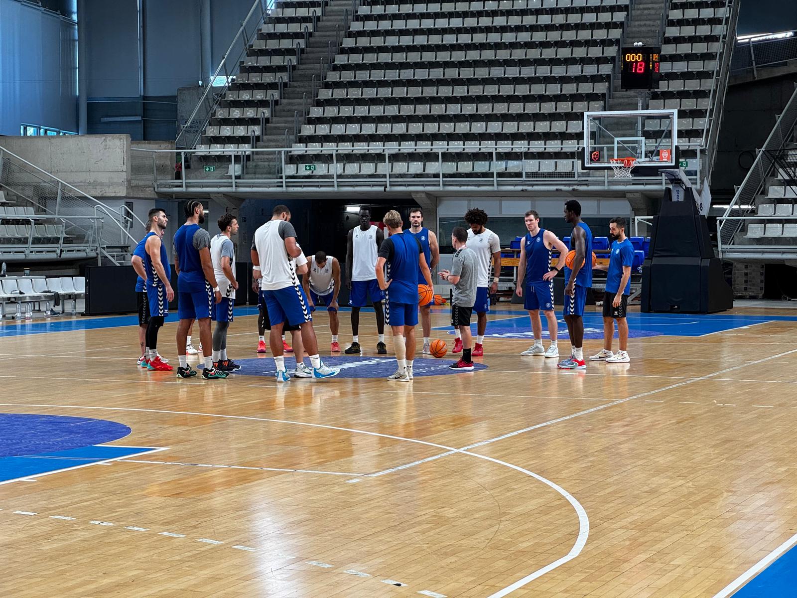 La plantilla del HLA Alicante en el entrenamiento de este viernes en el Pedro Ferrándiz. Foto: Daniel Rodríguez