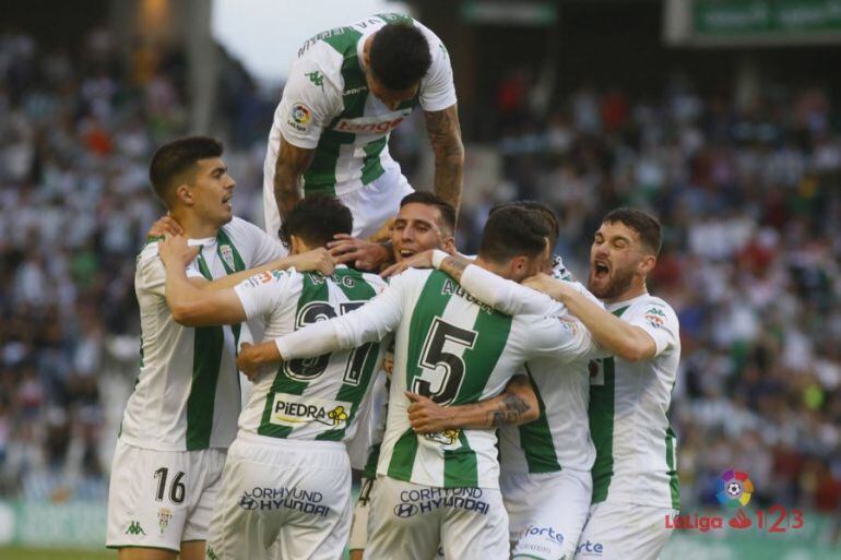 Los jugadores del Córdoba celebran un gol