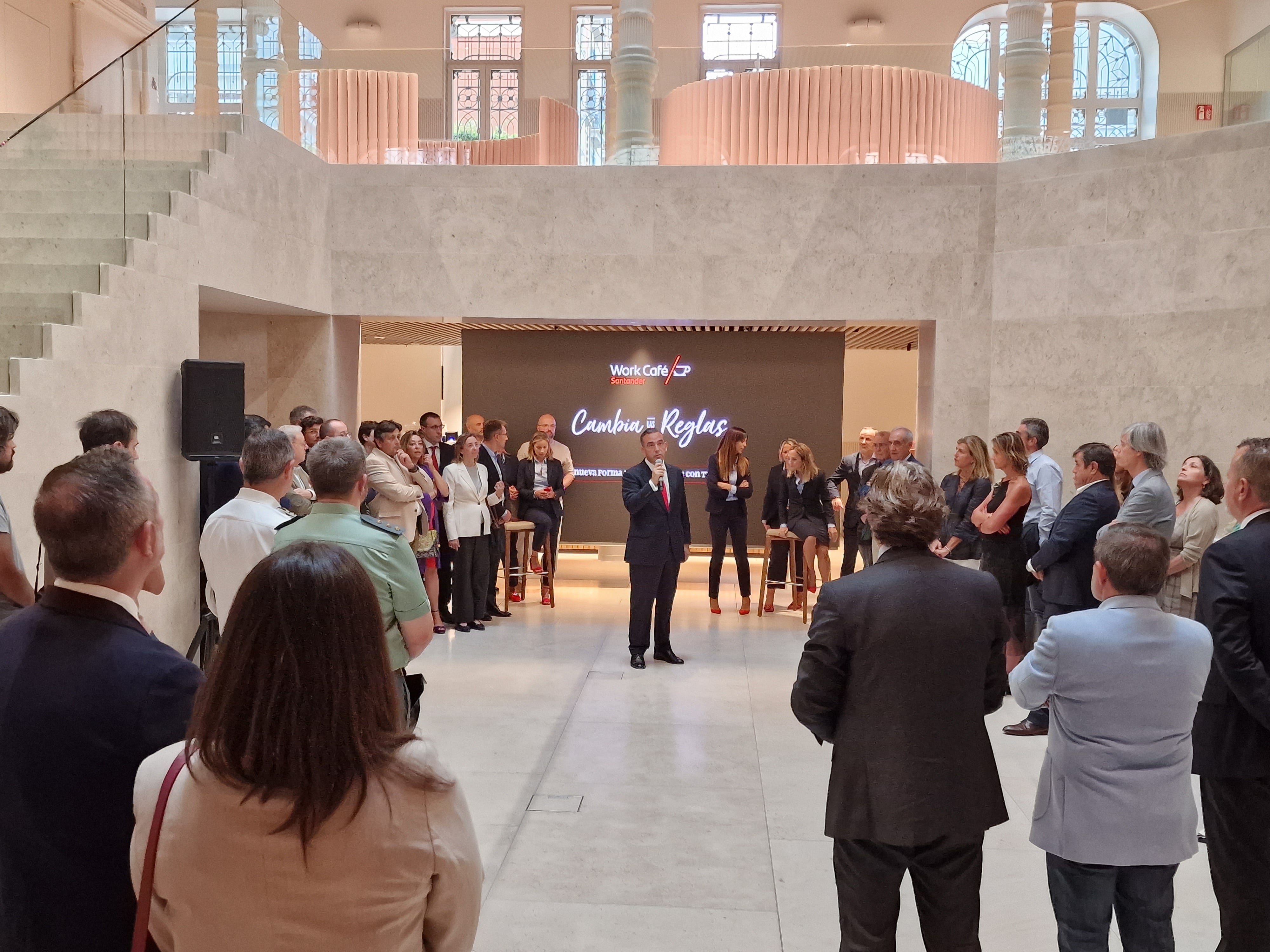 El director territorial de Cantabria y Asturias del Banco Santander, Manuel Iturbe, se dirige a los asistentes a la inauguración del Work Café.