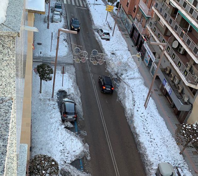 Aparcamientos invadidos por la nieve en la calle V. del Amparo