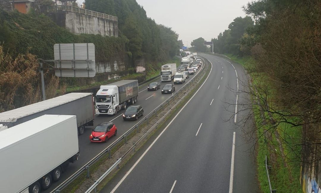 Atasco de vehículos en la A-55 dirección Tui debido al cierre de la mayoría de fronteras de Portugal.