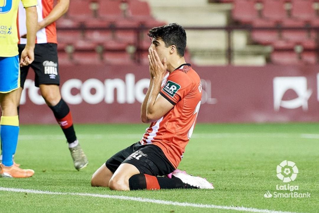 Enrique Clemente se lamenta de una acción en el último partido contra Las Palmas