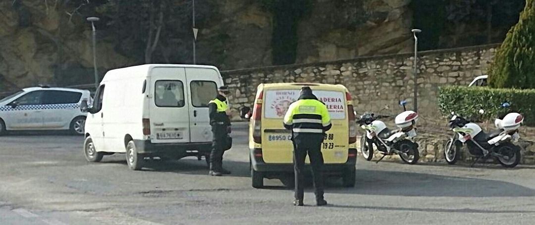 Policías locales durante un control.