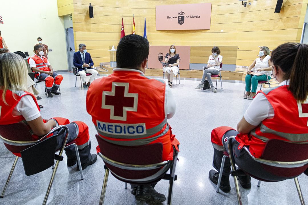 Reunión entre vicepresidenta y consejera de Mujer, Igualdad, LGTBI, Familias y Política Social, Isabel Franco y el equipo ERIE de Cruz Roja Región de Murcia