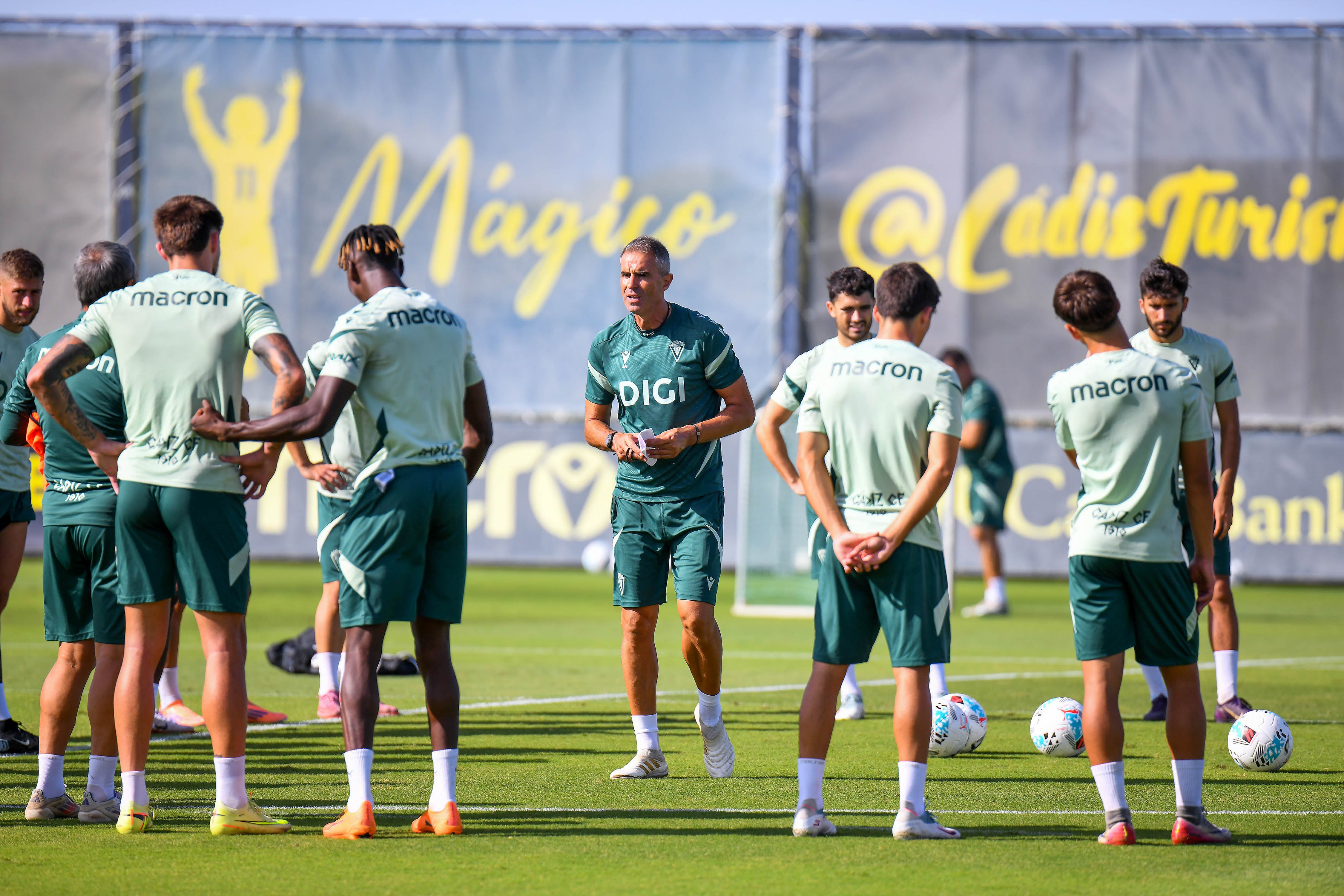 Gaizka Garitano, dirigiéndose a sus futbolistas, en un entrenamiento en la Ciudad Deportiva Bahía de Cádiz.