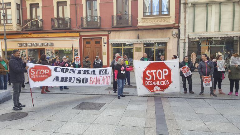 La Plataforma de Afectados por la Hipoteca se ha concentrado frente a diversas entidades bancarias de Palencia