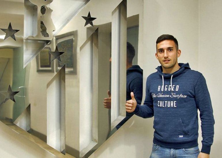 Pruden posa con el escudo de su nuevo equipo