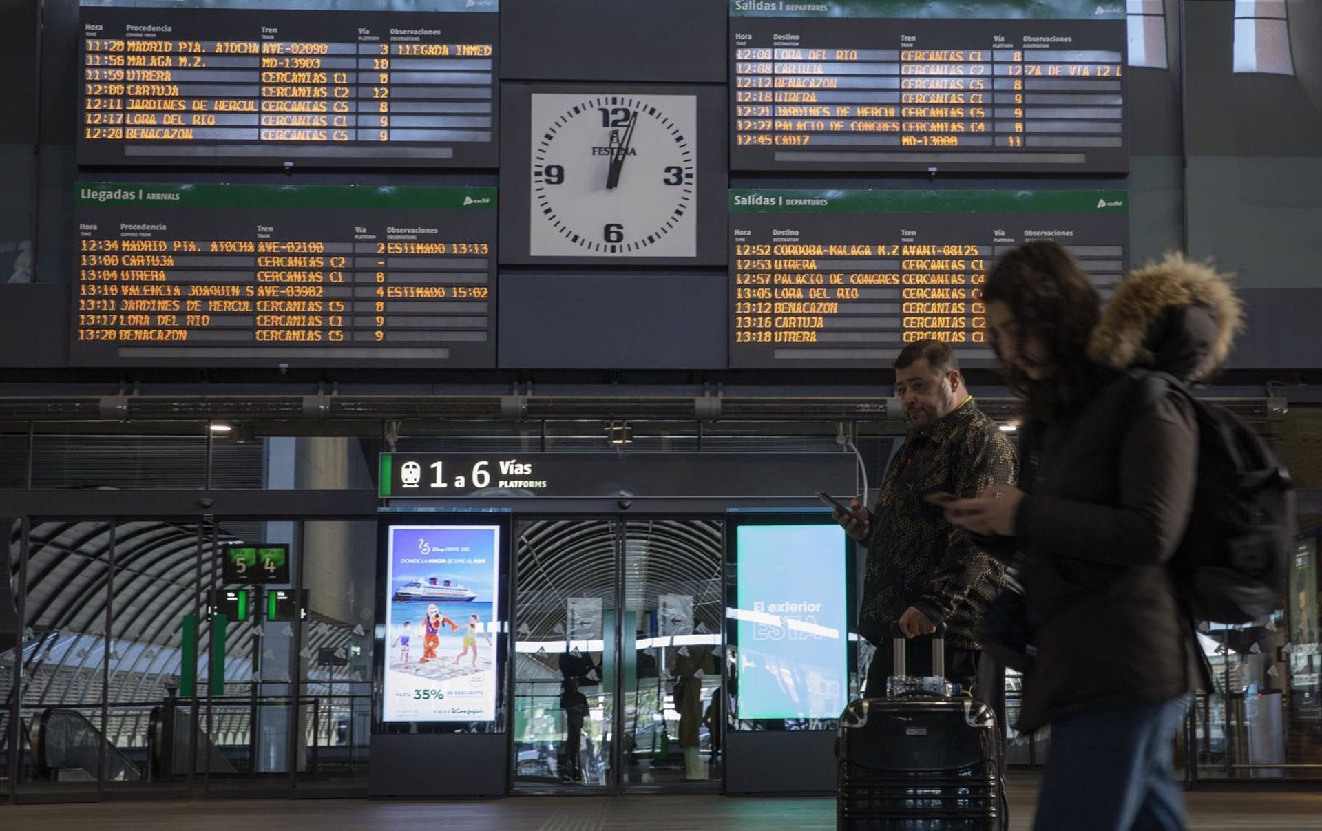 18/01/2023 Pasajeros en la estación ferroviaria de Santa Justa, con el panel de los horarios al fondo. A 18 de enero de 2023, en Sevilla (Andalucía, España). María José López - Europa Press