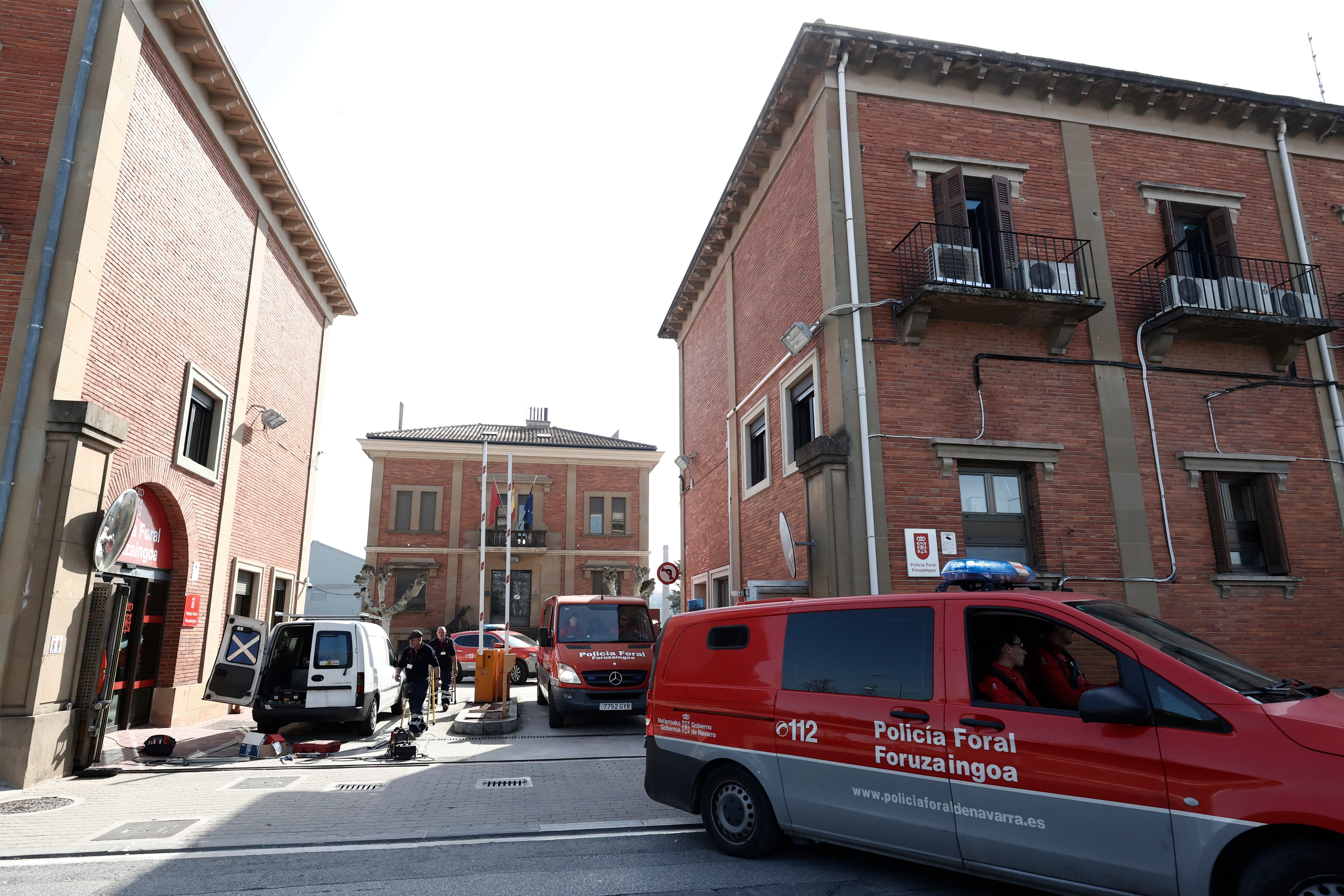 Los agricultores, que este martes han sido citados por la Policía Foral en la comisaría de Beloso por su presunta relación con el intento de asalto al Parlamento de Navarra, son trasladados al Palacio de Justicia para su puesta a disposición judicial. Ninguno de ellos ha prestado declaración en las dependencias policiales a las que han llegado acompañados de abogados, según han indicado fuentes de la investigación