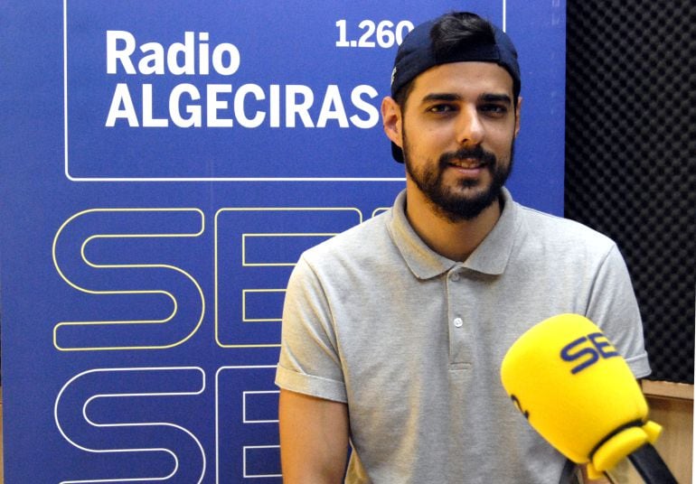 El cineasta algecireño Ángel Gómez Hernández durante su visita a los estudios de Radio Algeciras.