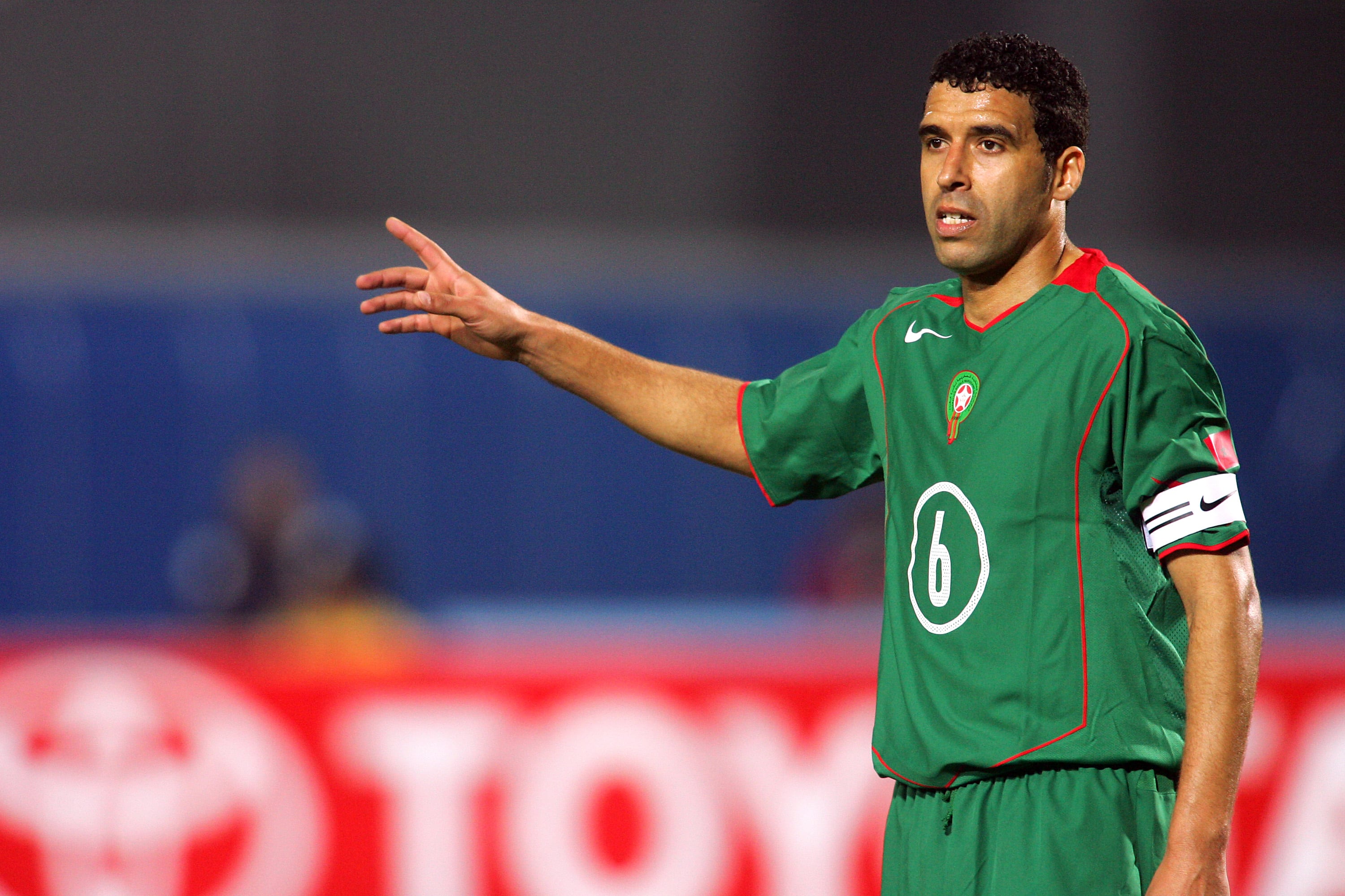 Noureddine Naybet, en un partido con la selección marroquí