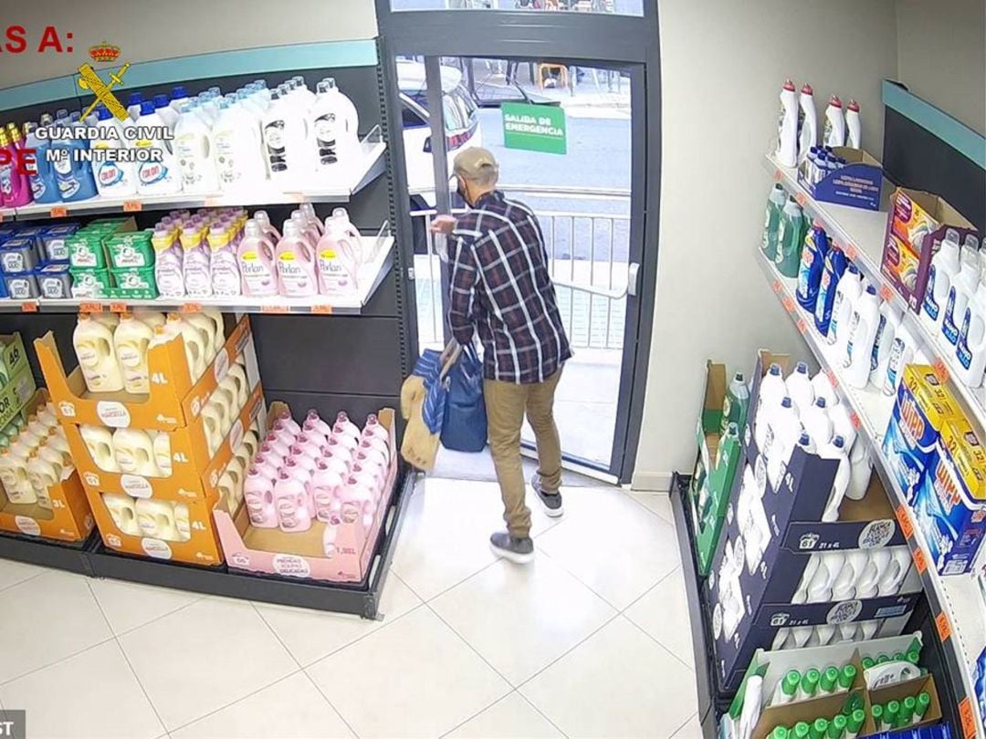 Imagen policial de un ladrón que salía corriendo por la puerta de emergencias de un supermercado