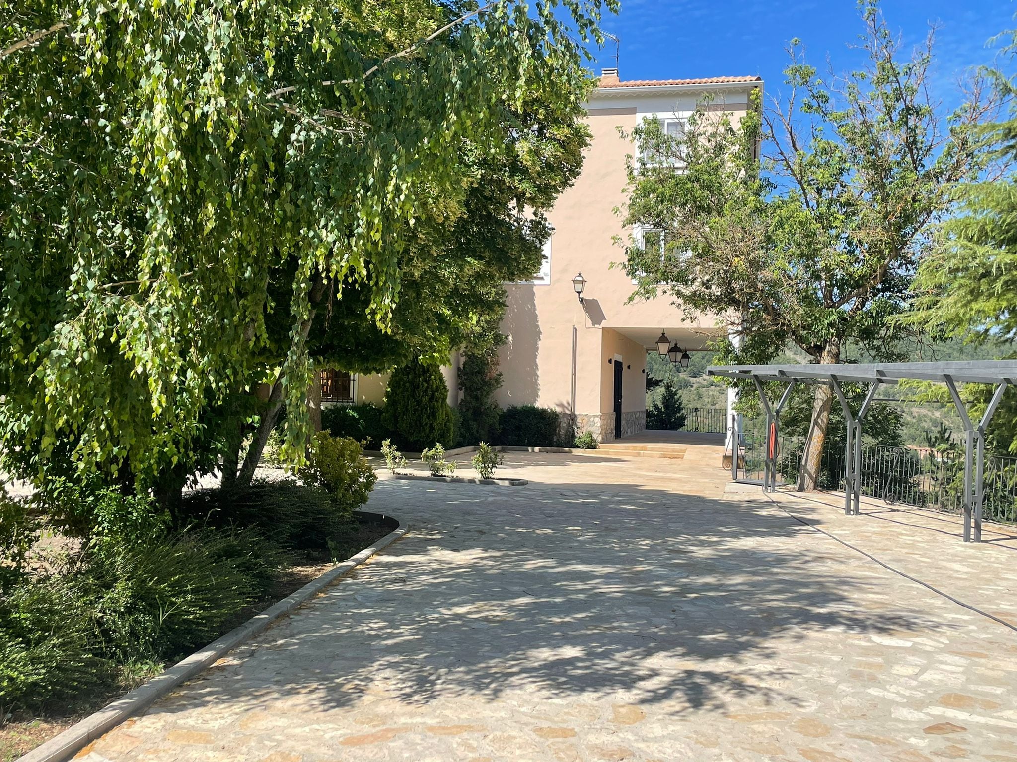 Entrada al hotel Los Tilos de Beteta (Cuenca).