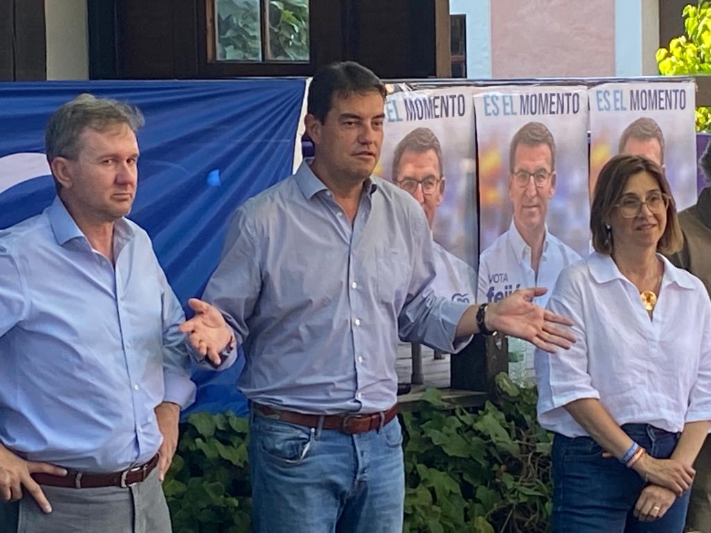 Ángel Ibáñez, en el centro, entre Javier Lacalle y Raquel González