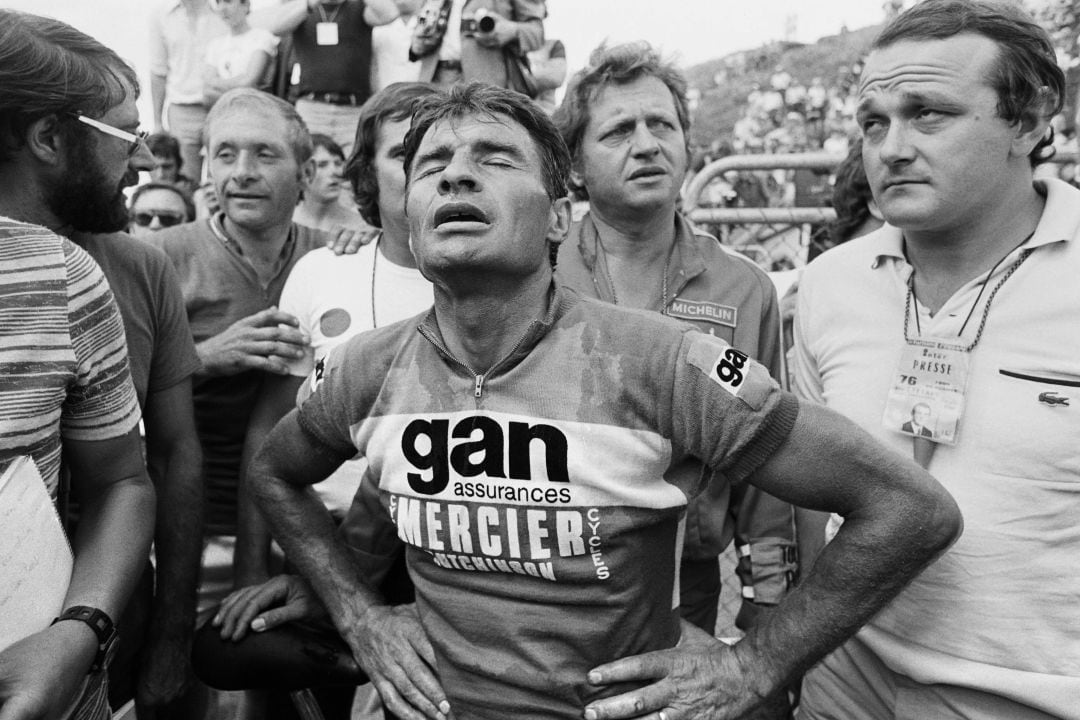 Raymound Poulidor, exhausto en el Tour de Francia de 1976.