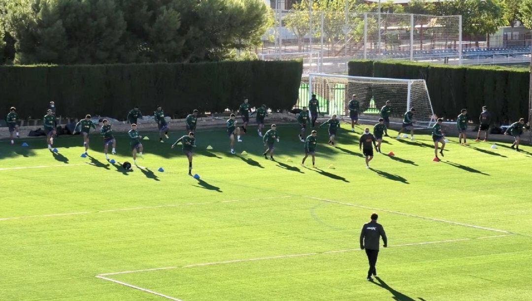 Un momento de la primera sesión del Elche en el Díez Iborra