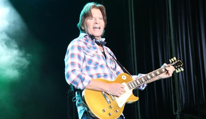 John Fogerty durante un momento de su único concierto en España