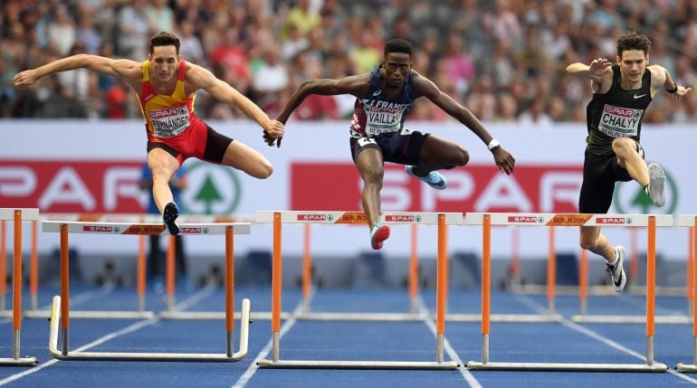 Sergio Fernández en la semifinal de 400 metros vallas