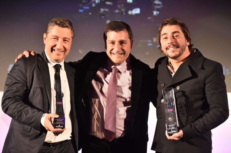 Los hermanos propiestarios de El Celler de Can Roca, Joan, Josep y Jordi, con el trofeo que les confirma como número 1 del mundo.