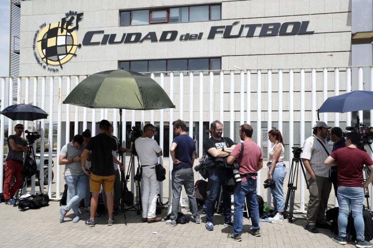 Decenas de periodistas esperan a las puertas de la sede de la Federación Española de Fútbol, en la localidad madrileña de Las Rozas