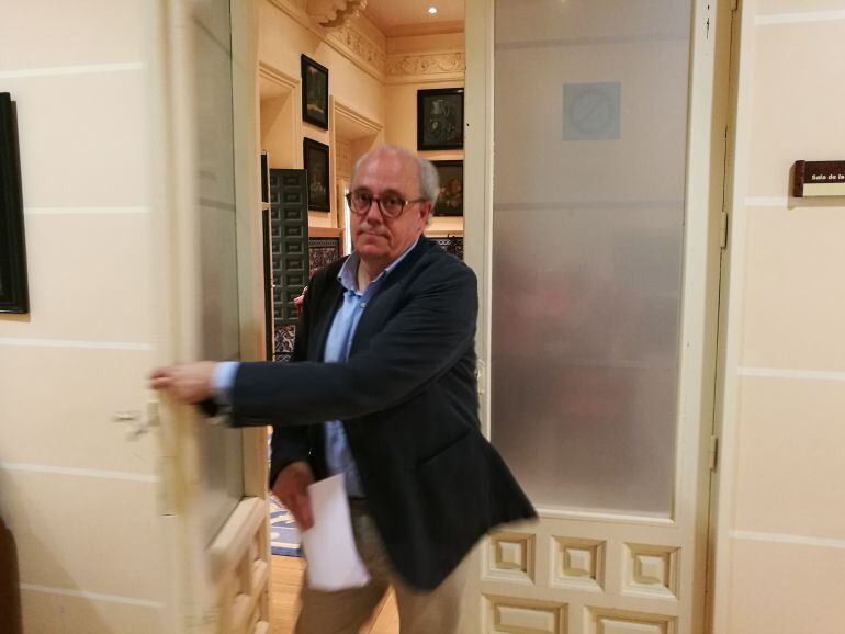 Alfonso Reguera presenta su renuncia al acta de concejal