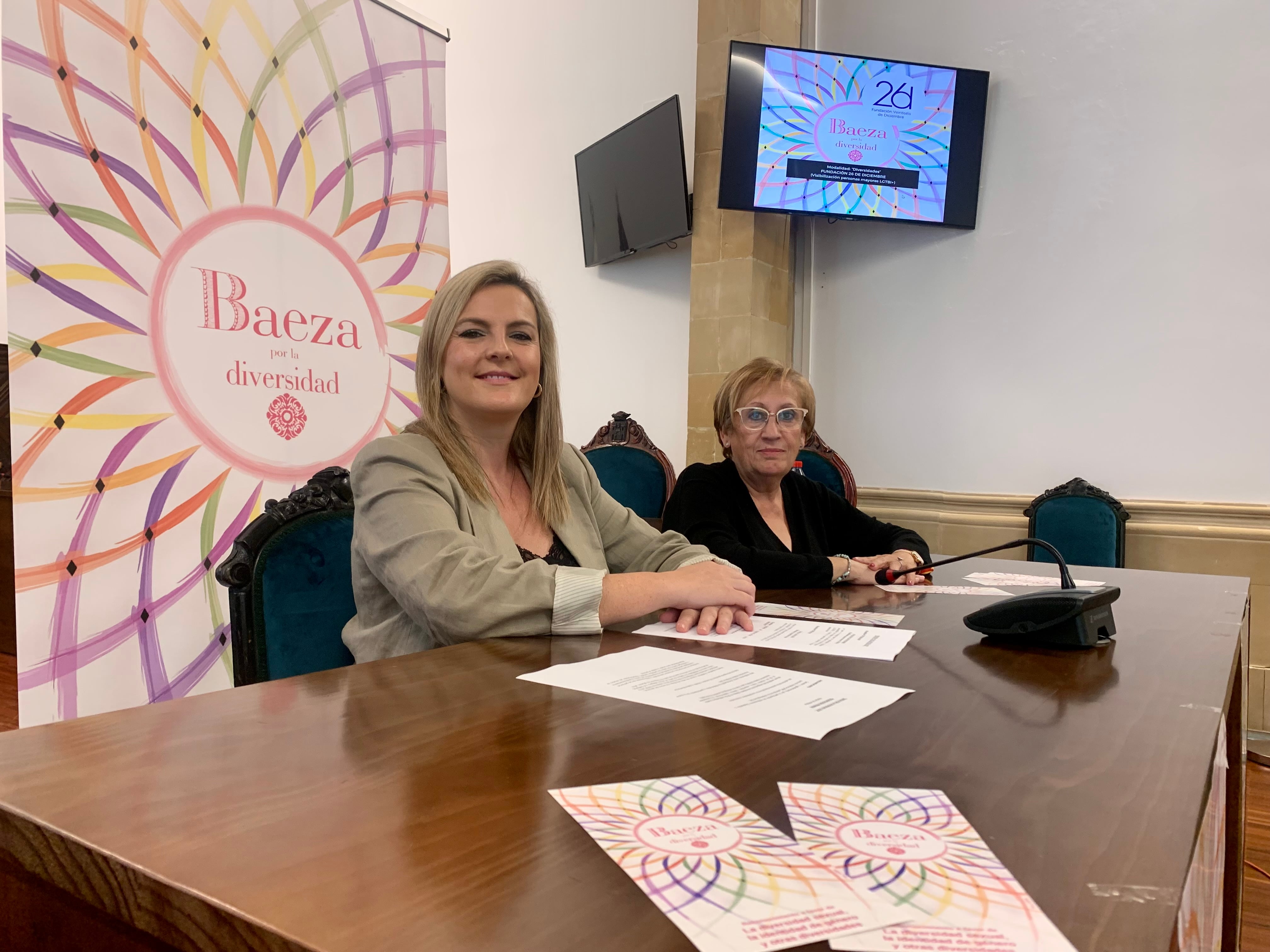 La alcaldesa de Baeza, Lola Marín, junto a la concejala de Igualdad, Carmen Salazar, durante la presentación de los elegidos y elegidas para los Premios &#039;Baeza Diversa&#039;