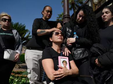 Ramona, la madre adoptiva de la niña de 5 años asesinada por su expareja en la pedanía murciana de Llano de Brujas, llora juntos a sus familiares durante el minuto de silencio celebrado en el Ayuntamiento de Murcia