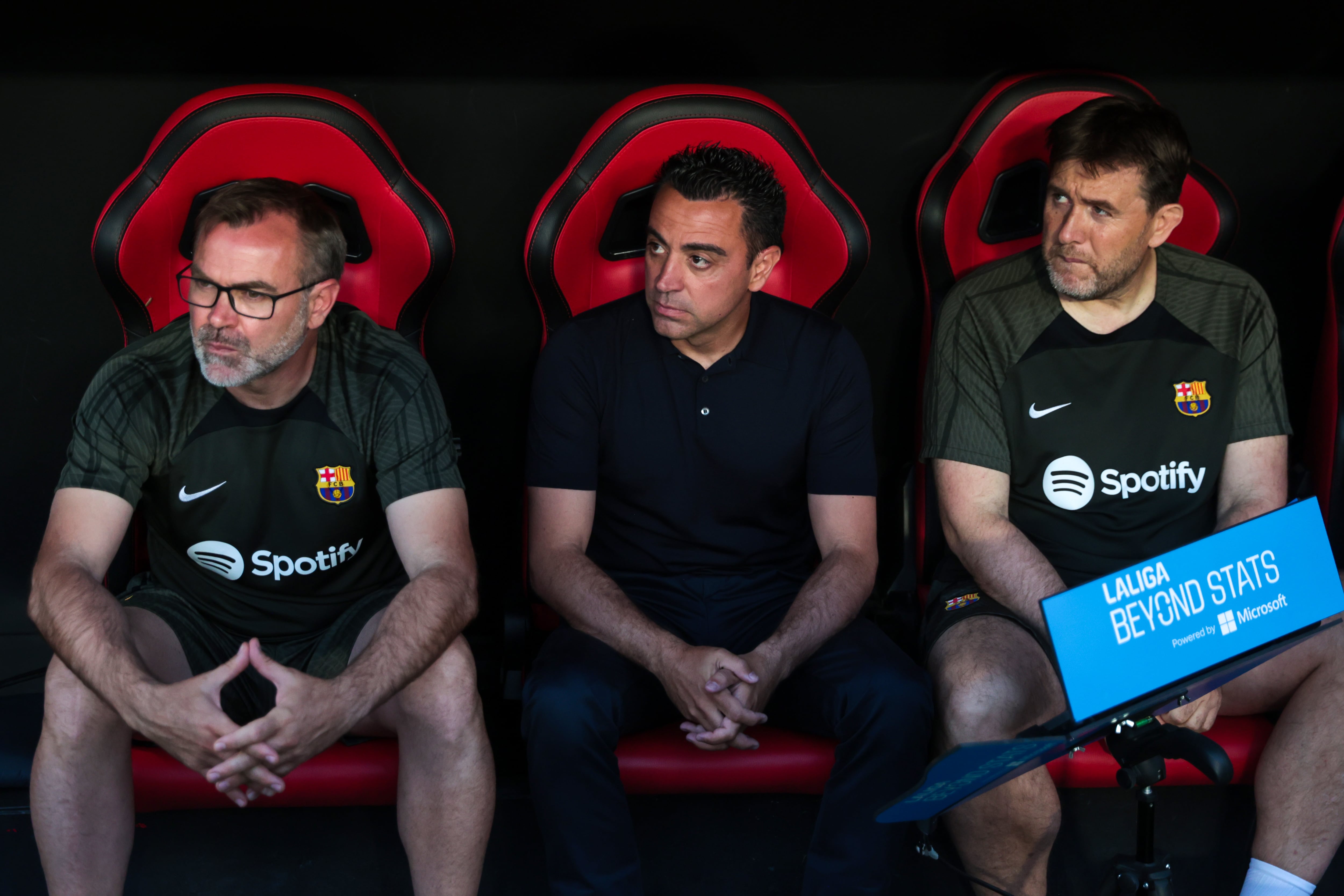 Xavi, en el banquillo junto a miembros de su staff