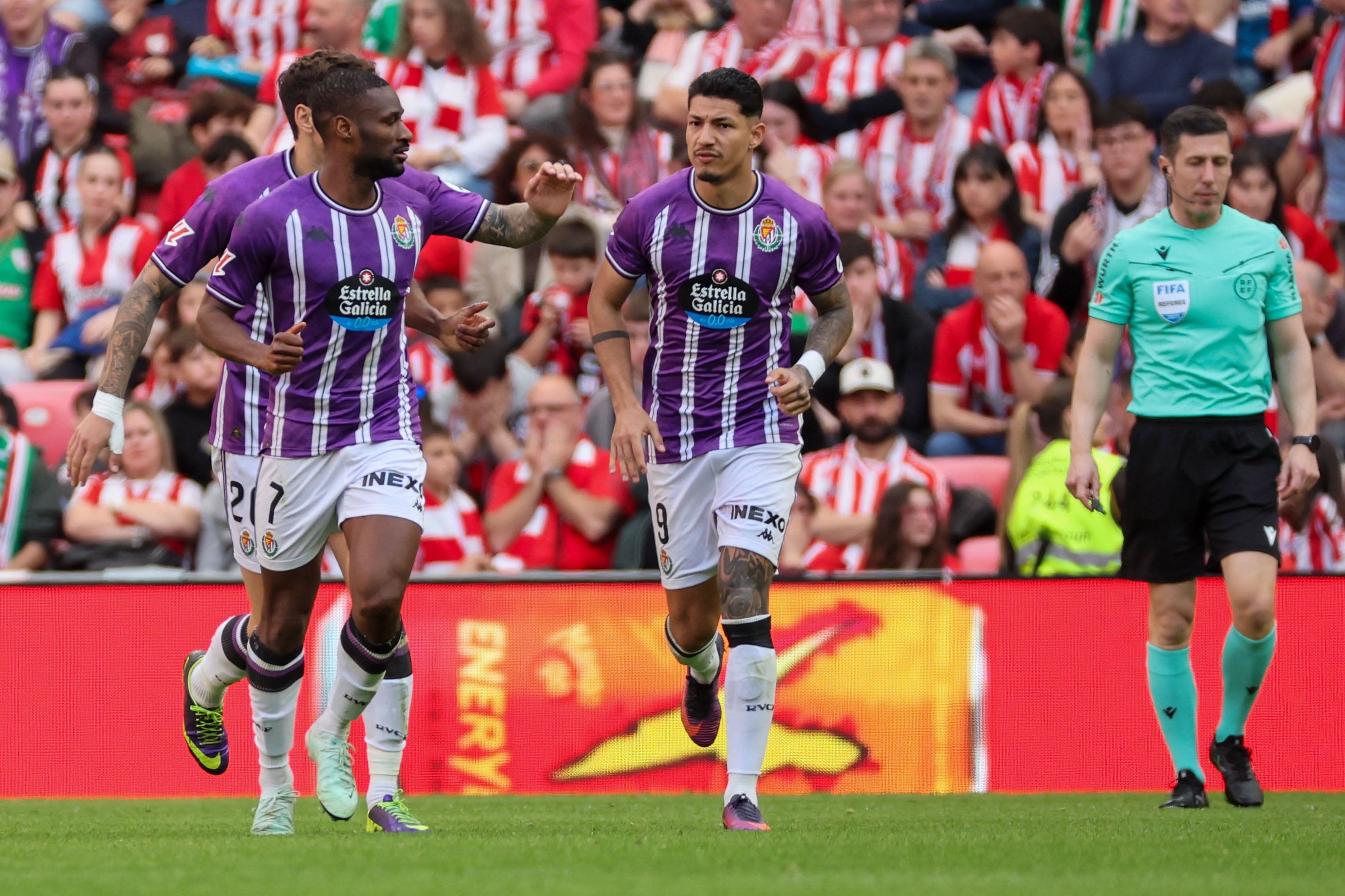 BILBAO (ESPAÑA), 23/02/2025.- El delantero del Valladolid Mamadou Sylla (i) celeba su gol durante el partido de LaLiga entre el Athletic Club y el Real Valladolid disputado en San Mamés, Bilbao este domingo. EFE/ Luis Tejido
