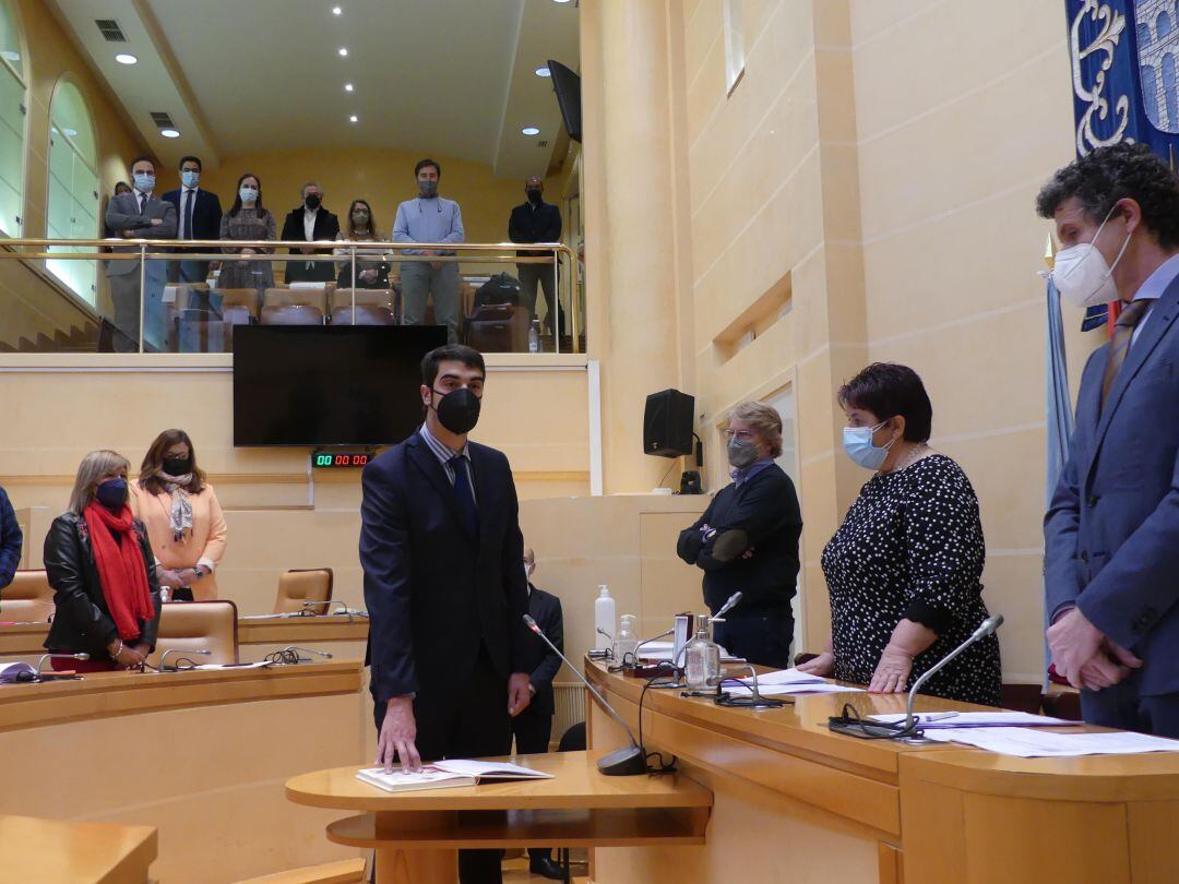 Gabriel Cobos toma posesión como nuevo concejal del PP en el Ayuntamiento de Segovia