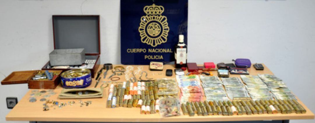 Doblers i altres objectes confiscats als dos lladres de Ciutadella.