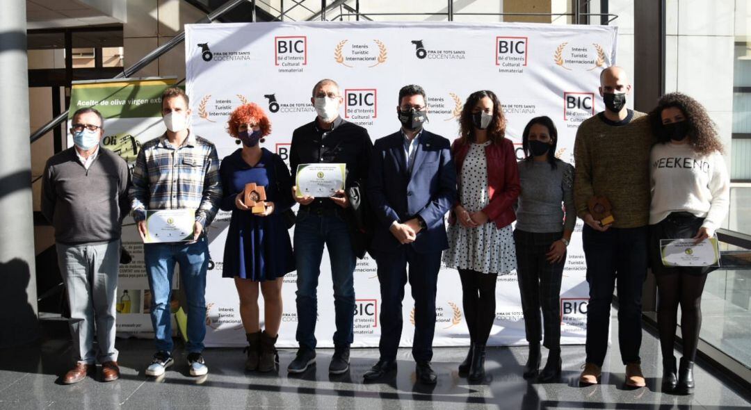 Los premiados en el I AOVE Fórum Internacional Fira de Tots Sants 2020 junto a las autoridades.