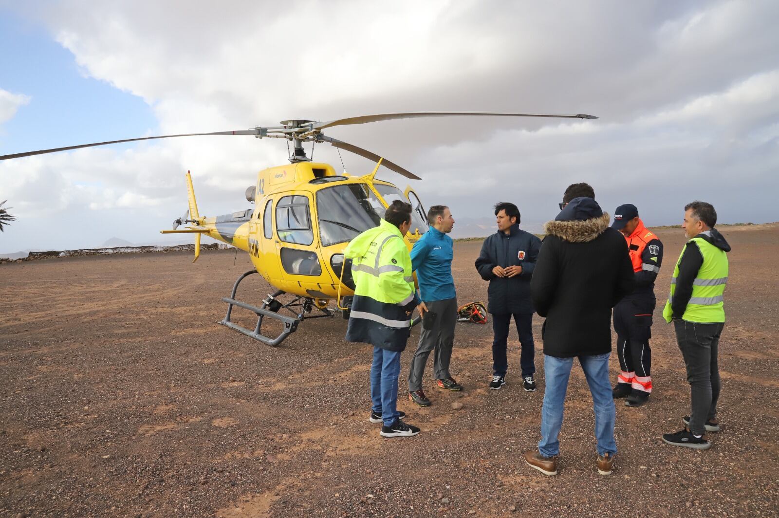 Autoridades junto al helicóptero utilizado para los trabajos.