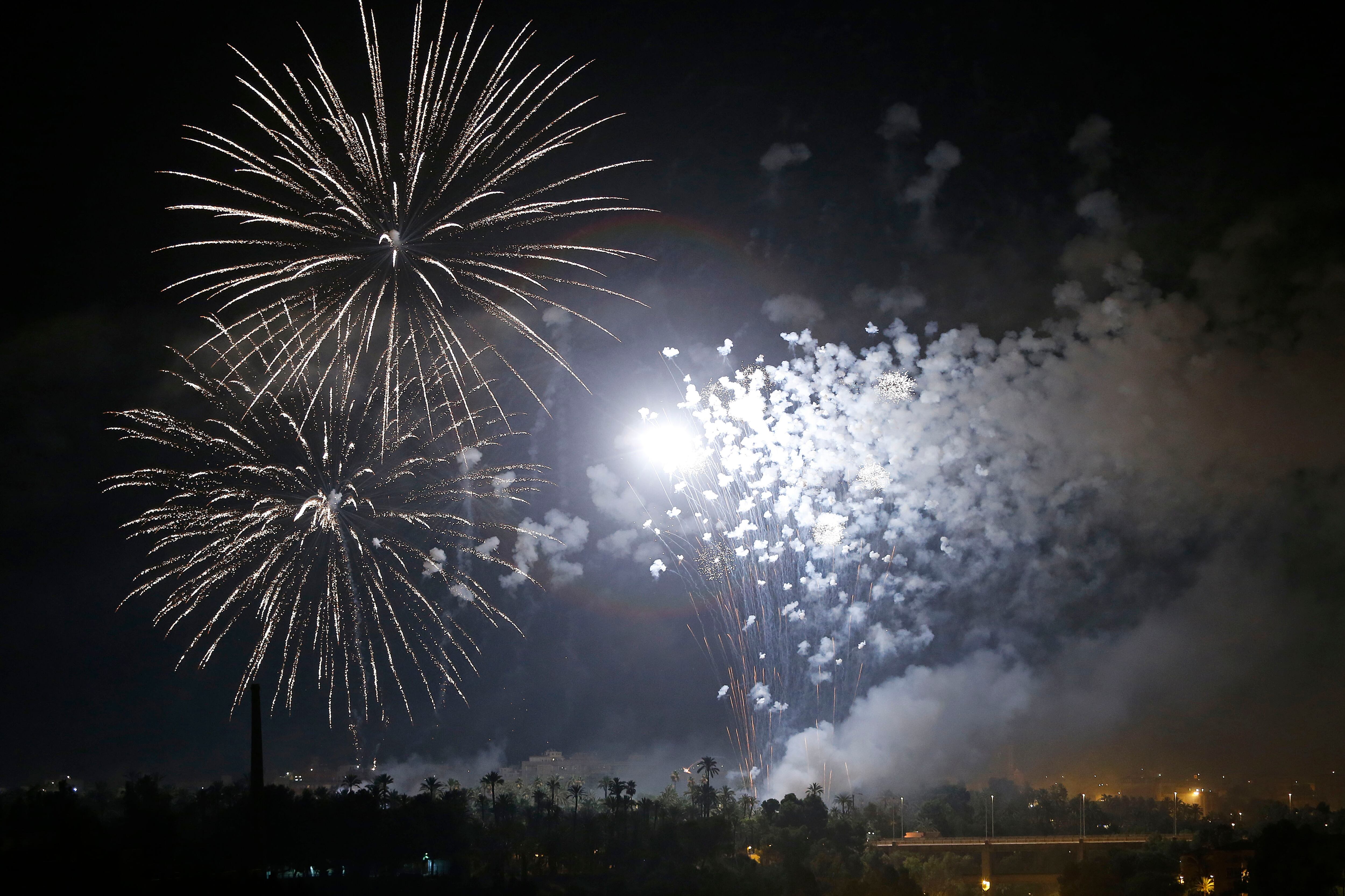 ELCHE, 15/08/2022.- Más de medio millar de palmeras han iluminado hoy lunes el cielo de Elche en el punto culminante de las fiestas ilicitanas, la Nit de l&#039;Albà, que ha celebrado su reciente declaración como Fiesta de Interés Turístico Nacional con el disparo de unos 6.000 kilogramos de productos pirotécnicos. EFE / Manuel Lorenzo
