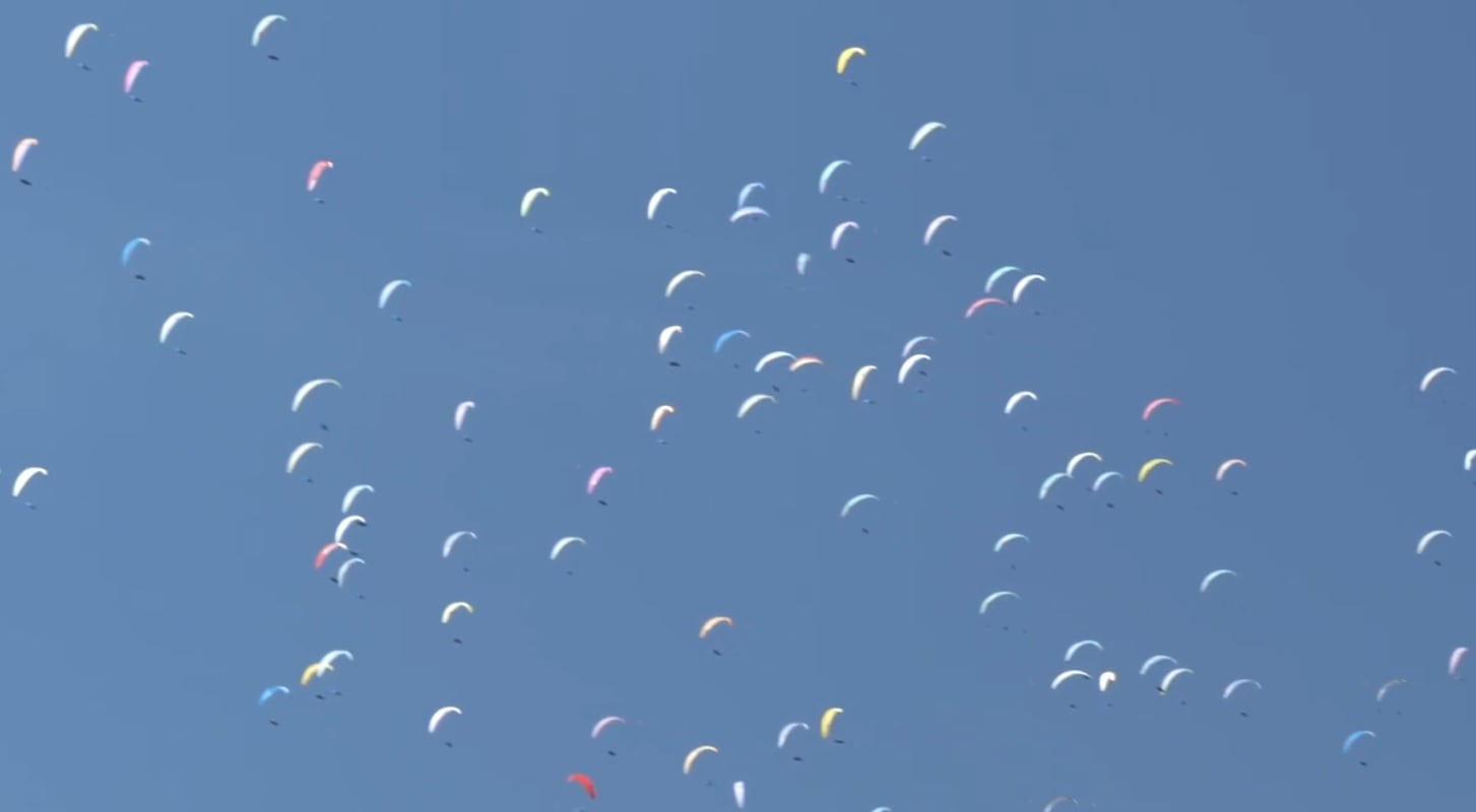 Parapentes volando en el Campeonato de Europa de Pegalajar.