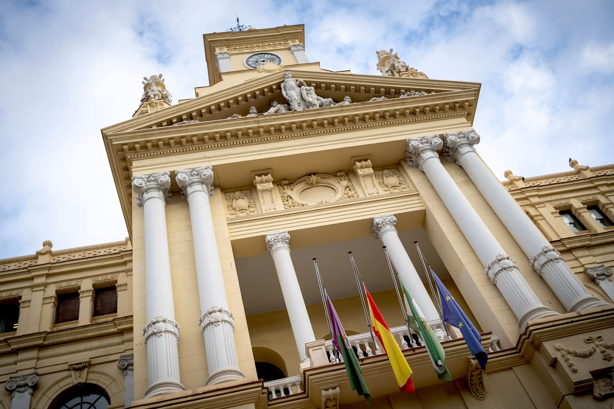 Banderas a media asta en el Ayuntamiento de Málaga este jueves