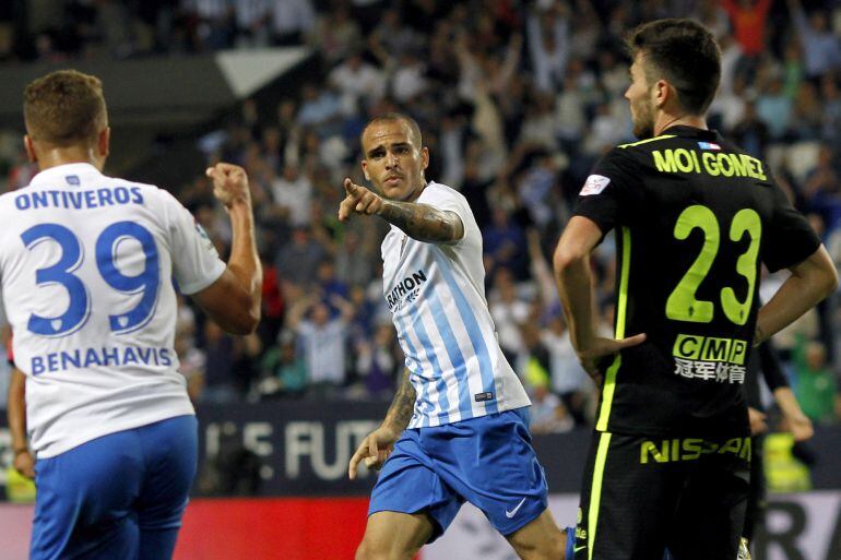 El delantero del Málaga CF Sandro Ramírez celebra su gol, segundo del equipo frente al Sporting de Gijón, durante la undécima jornada de la Liga de Primera División.