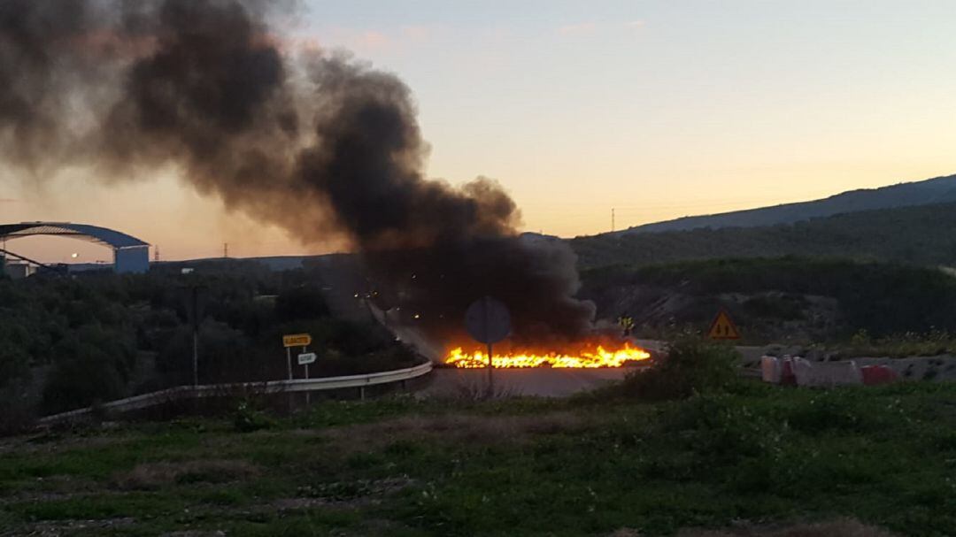 N-322 en Villanueva del Arzobispo con incendio de neumáticos