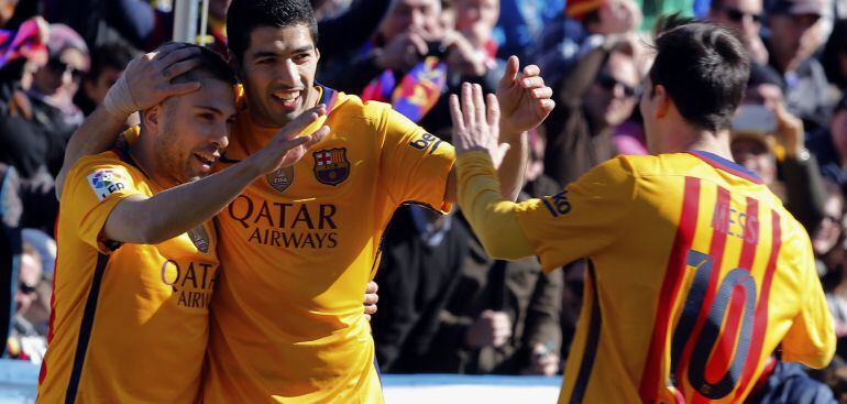 Los jugadores del Barcelona celebran el primer tato en el Ciutat de Valencia.
