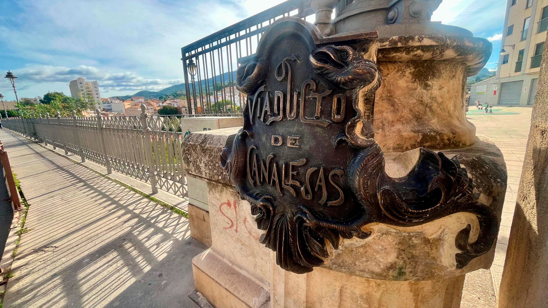 Imagen de una de las placas de Canalejas repuestas en el puente