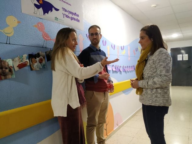 Berta Aparicio, Inma Aguilar y Luis Miguel Arroyo, padres de niños que han estado ingresados en la segunda planta del Hospital Reina Sofía