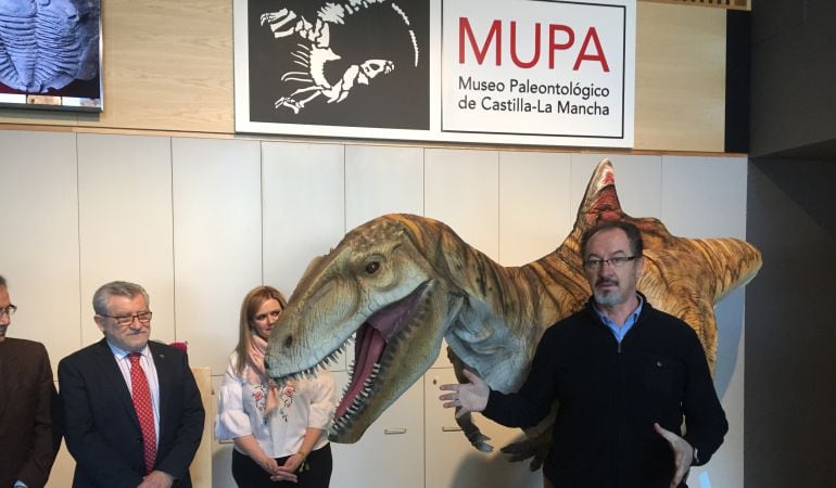 El director del Museo junto al consejero de Cultura y el &quot;Dino-walking&quot; de Pepito