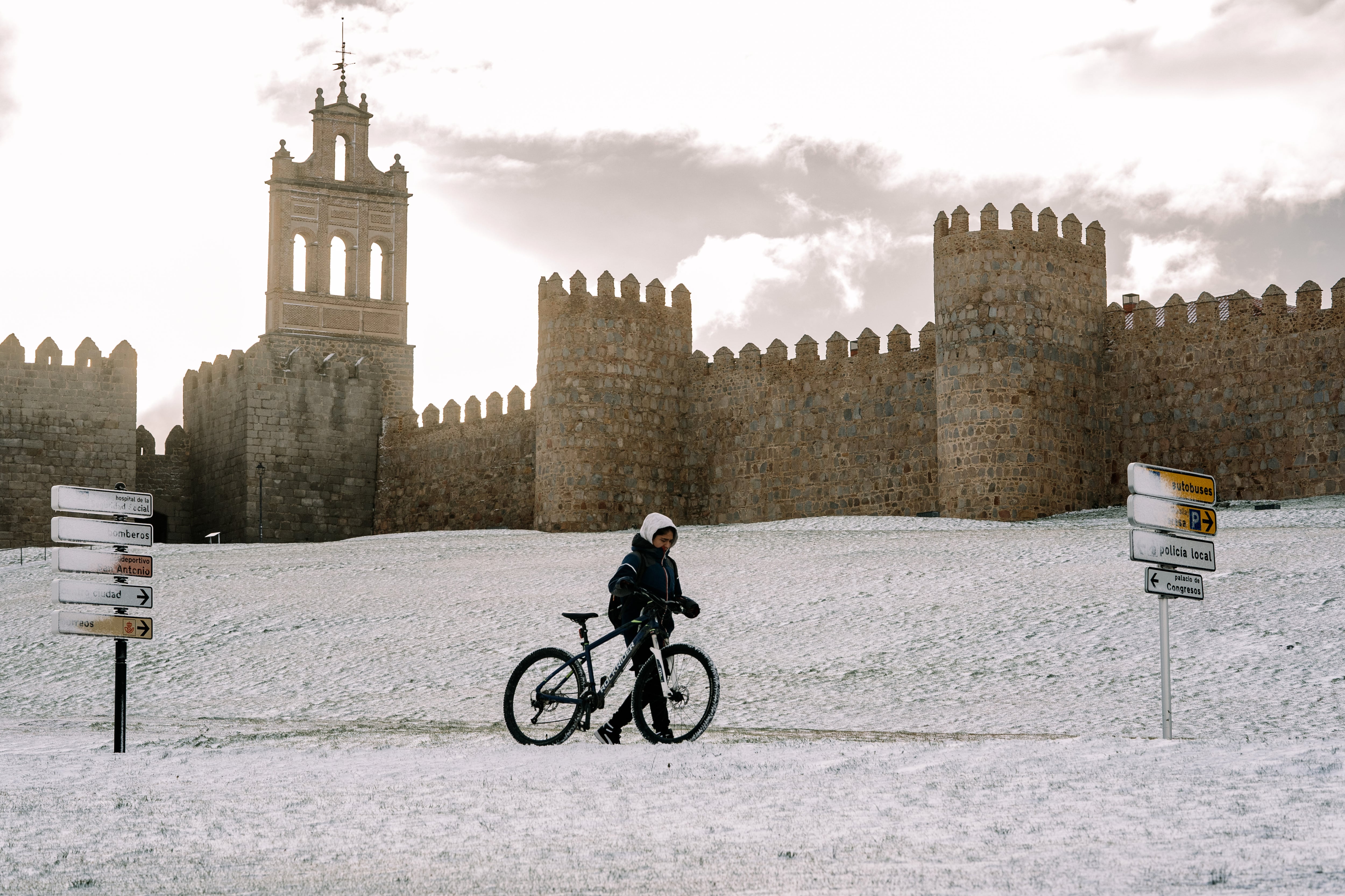 Vista de la zona de la muralla en la ciudad de Ávila cubierta por la nieve caída durante la madrugada de este miércoles.