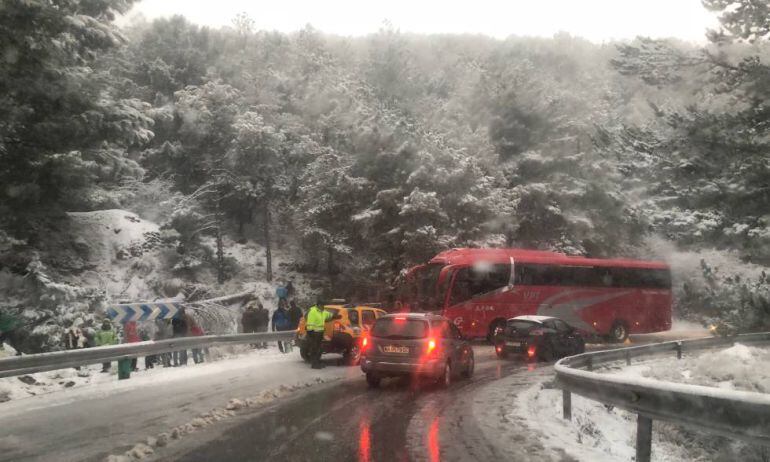 Uno de los autobuses que originó el colapso