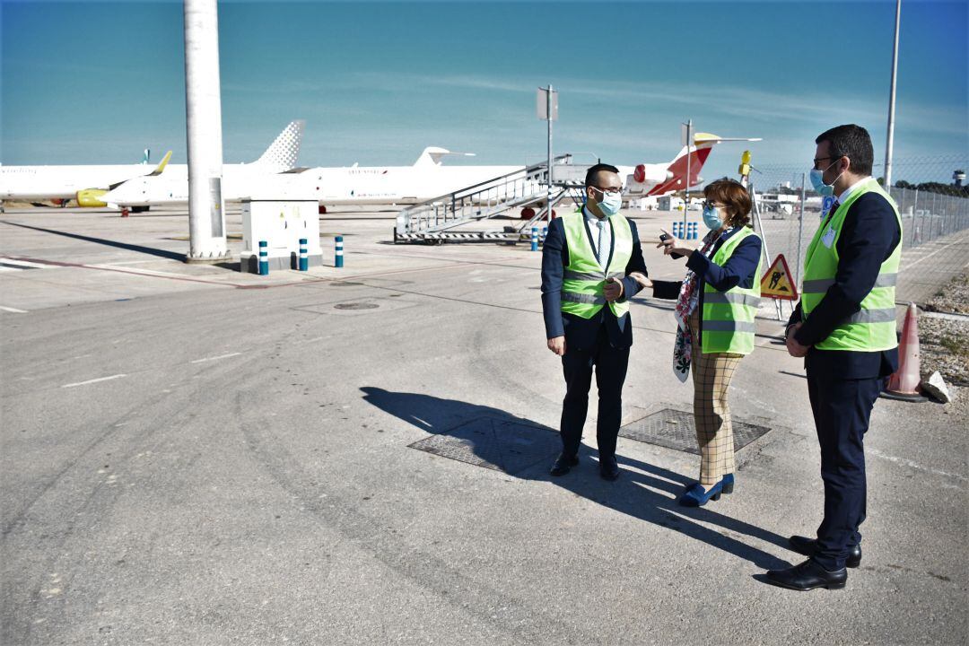 Visita del alcalde de Vila-real, José Benlloch, al aeropuerto de Castellón