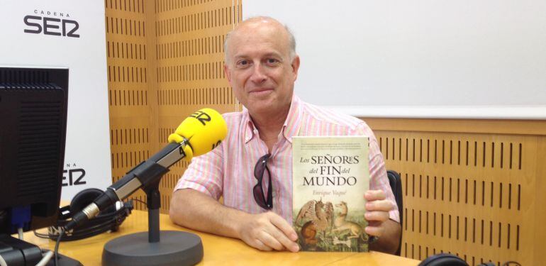 El autor valenciano presenta su novela "Los señores del fin del mundo" en los estudios de Radio Valencia