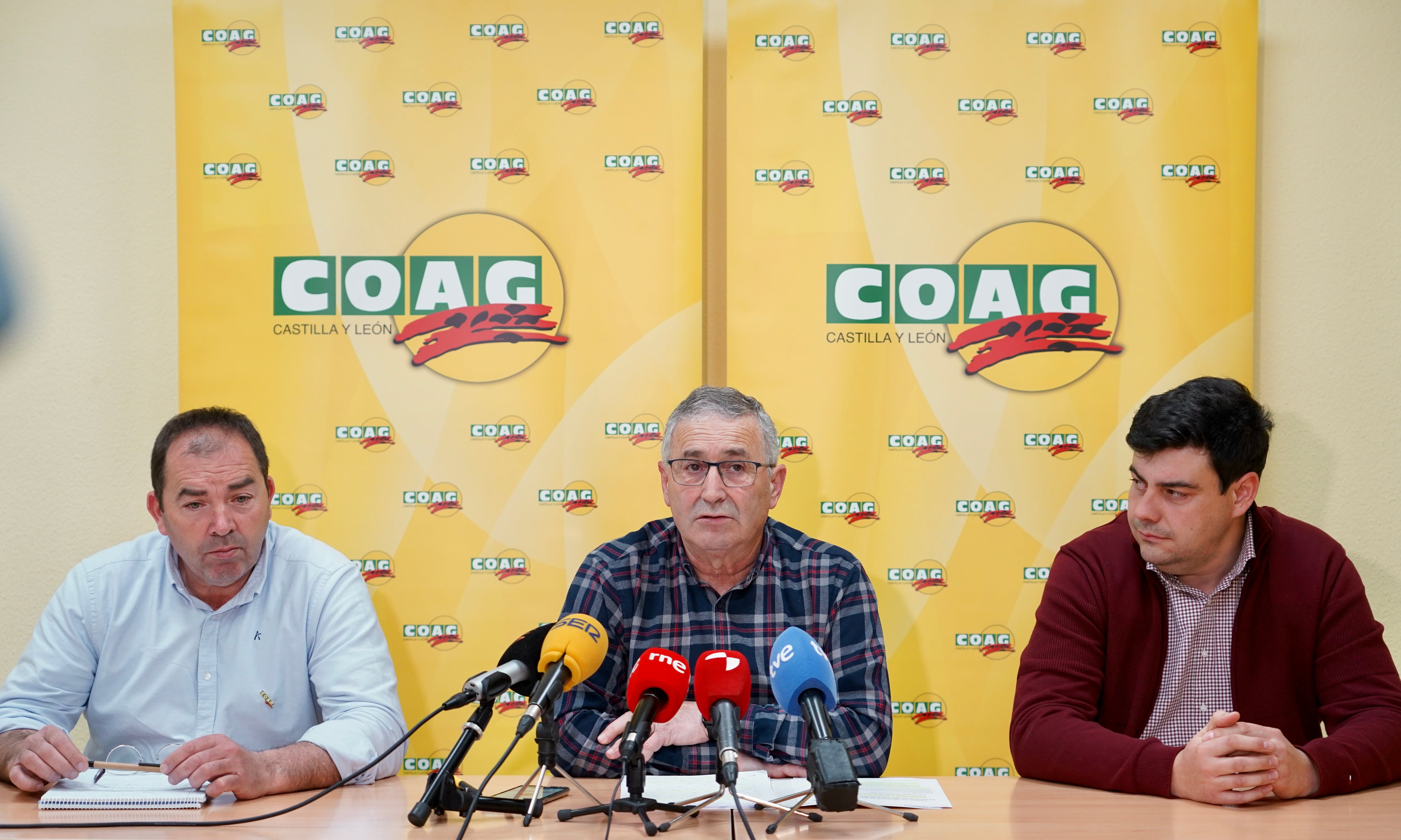 El coordinador de Coag Castilla y León, Lorenzo Rivera, explica la postura de la organización agraria acerca del proceso de negociación con el ministerio de Agricultura.