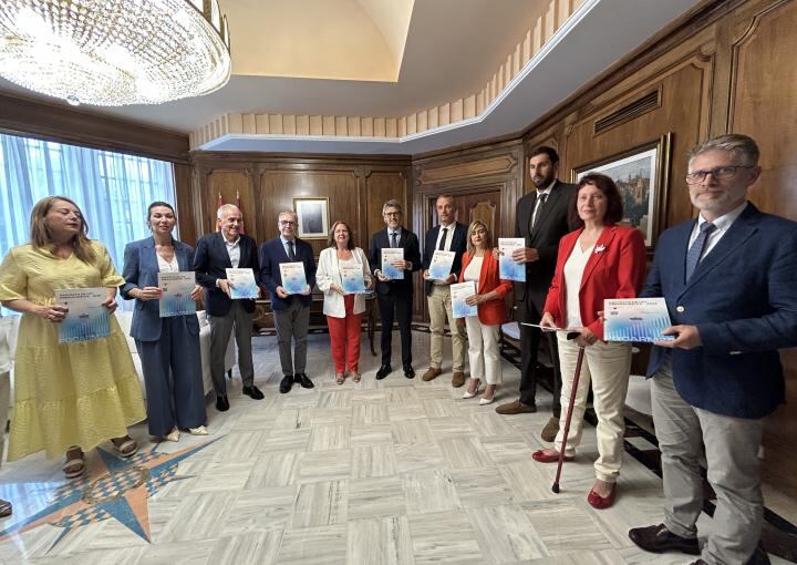 Entrega del proyecto de ley de presupuestos de la Comunidad en la Asamblea Regional